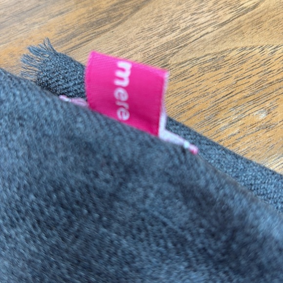 UKs Somerville Scarves. 100% Cashmere - Picture 5 of 5